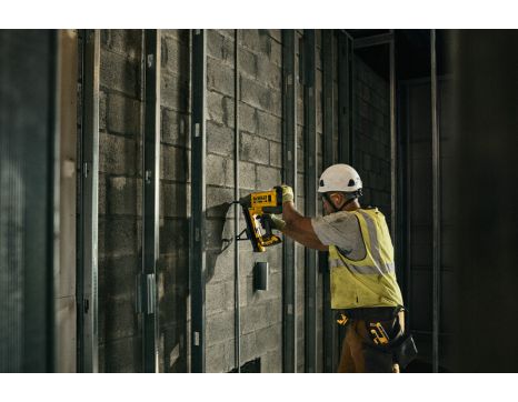 DeWalt 20V MAX Trak-It C6 Cordless Gas Concrete Nailer Kit