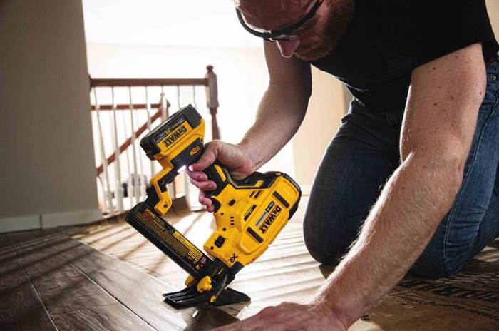 Dewalt DCN682 Flooring Stapler