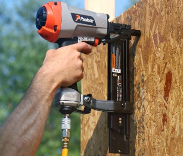 Using the Paslode 16 Gauge Pneumatic Construction Stapler The Paslode 16 Gauge Pneumatic Construction Stapler in Use
