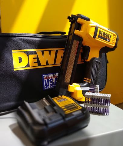 Dewalt DCN701D1 Cordless Cable Stapler Kit witg Battery